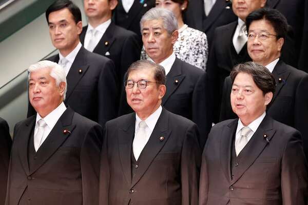 Primer ministro de Japón anuncia gabinete, solo dos mujeres en lista - Mundo - ABC Color
