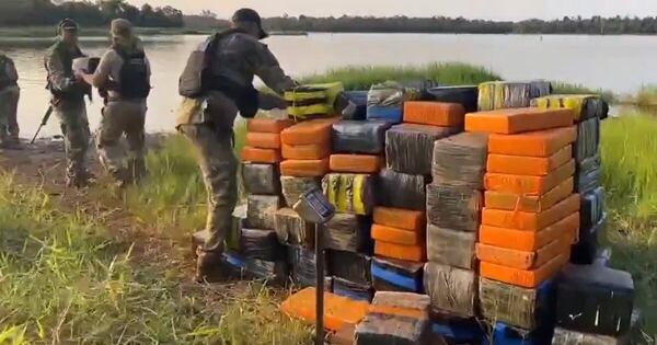 La Nación / Incautan 1.7 toneladas de marihuana a orillas del lago Itaipú