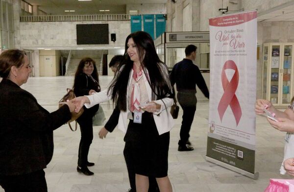 Octubre rosa: Lazos rosados recuerdan la importancia de los controles preventivos