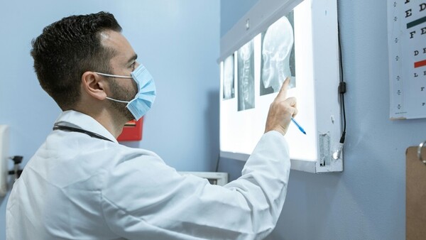 Un estudio confirmó que un caso grave de covid-19 envejece el cerebro 20 años