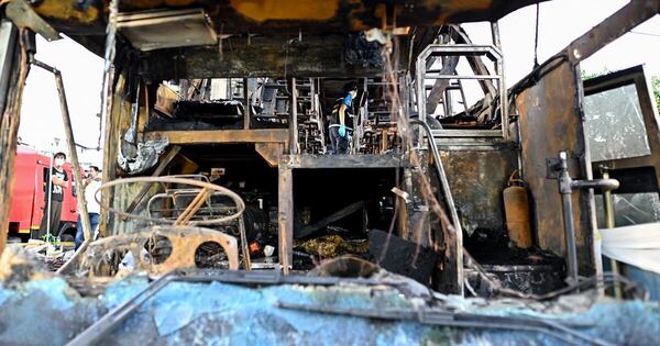 La Nación / Tailandia: incendio de autobús escolar deja 23 muertos