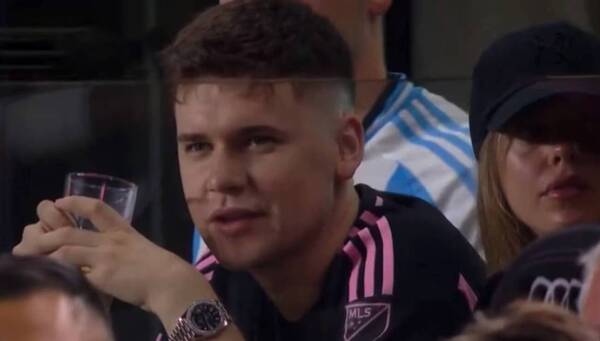 “Abiza rrapido” chera’a: descubren en la cancha a un famoso sin lentes y sin su famosa gorra