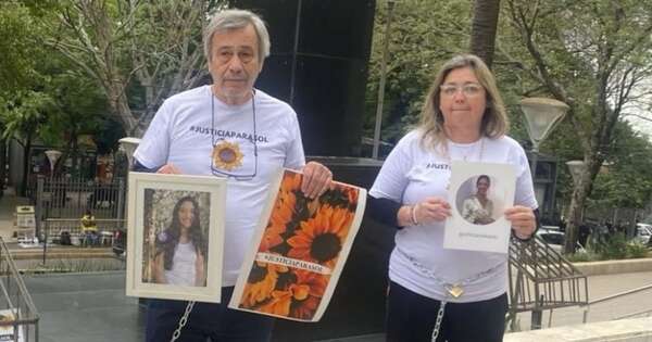Diario HOY | Padres de Sol Chávez se encadenan para exigir anulación de condena a bioquímica y odontóloga