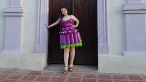 Joven estudiante hizo un vestido con botellas para instar a cuidar el medio ambiente