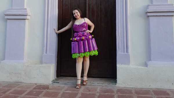 Joven estudiante hizo un vestido con botellas para instar a cuidar el medio ambiente