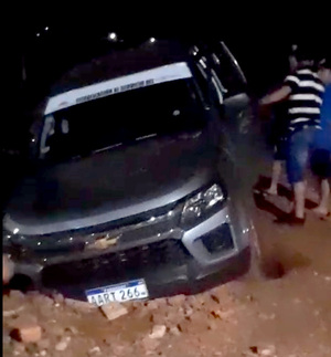 Borracho al volante se enfurece por ser filmado tras un percance - La Clave