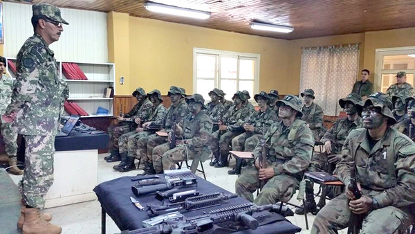 Llegan al país ocho instructores de EE.UU. para capacitar a militares paraguayos - La Clave