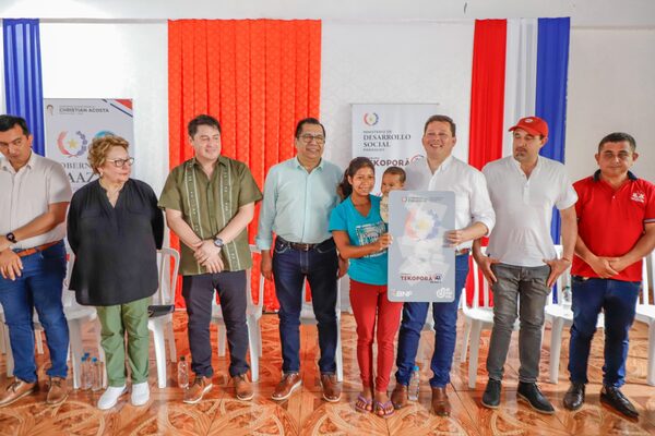 MDS entregó tarjetas de débito a 348 familias incorporadas a Tekoporã en Caazapá - .::Agencia IP::.