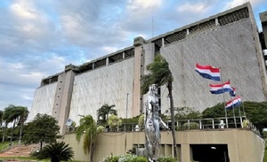 Guaraní pierde 7% de su valor frente al dólar en 2024 - Noticiero Paraguay