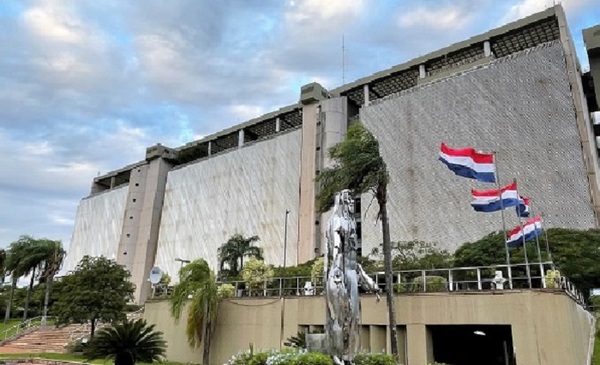 Guaraní pierde 7% de su valor frente al dólar en 2024 - Noticiero Paraguay