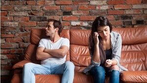 “Mi pareja me hace sentir culpable cuando salgo a farrear sin él”