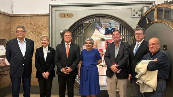 Libros, cartas, su chaqueta y gafas: El legado de Roa en la Caja de las Letras de Madrid