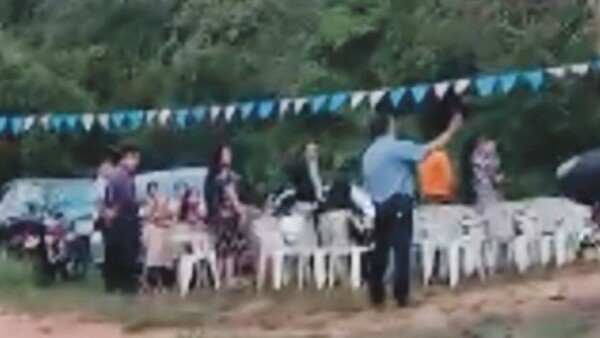 Doña pidió que bajen el volumen en una iglesia y le dijeron "¡satanás!"