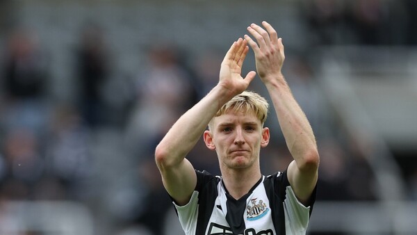 Newcastle vence al Wimbledon y se enfrentará al Chelsea