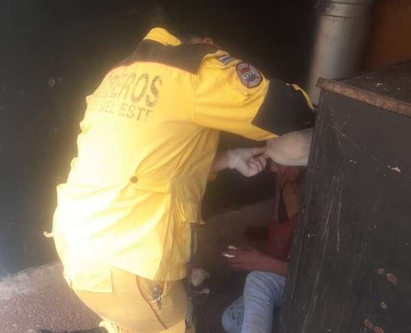 Mujer fue atacada a machetazos en pleno microcentro de Ciudad del Este - ABC en el Este - ABC Color