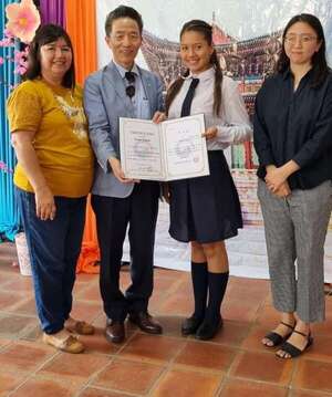 Embajador imparte clase de coreano en escuela en Luque - Política - ABC Color