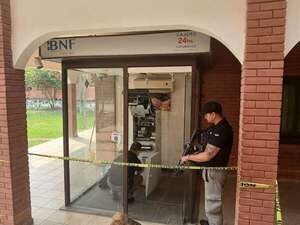 Tras tercer intento, no logran reparar cajero automático del BNF en Fuerte Olimpo - Noticias del Chaco - ABC Color
