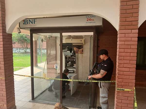 Tras tercer intento, no logran reparar cajero automático del BNF en Fuerte Olimpo - Noticias del Chaco - ABC Color