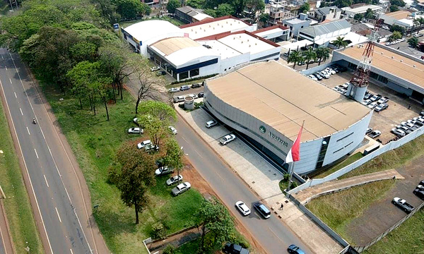 Empresarios se apropian de paseos centrales de la avenida San Blas para estacionamientos - La Clave