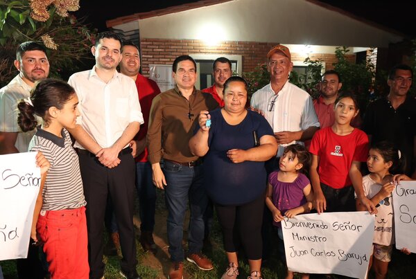 Unas 46 familias de Atyrá y Tobatí recibieron las llaves de sus nuevas viviendas, construidas por el Gobierno - .::Agencia IP::.