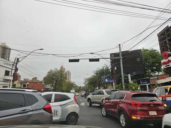 Tránsito congestionado: vehículos averiados, semáforos apagados y cierre de calle - Nacionales - ABC Color