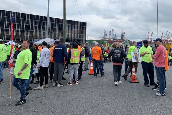 Una huelga de estibadores paraliza los puertos más importantes de Estados Unidos - .::Agencia IP::.