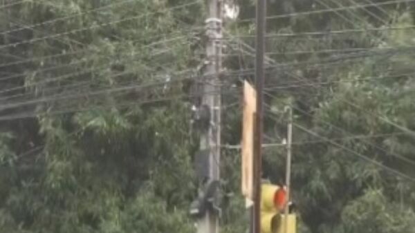 Una mujer casi fue degollada por un cable suelto - SNT