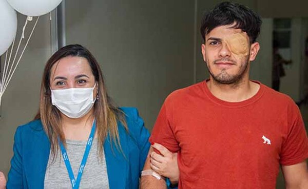 Histórico primer trasplante de córneas en la Fundación Tesãi | DIARIO PRIMERA PLANA