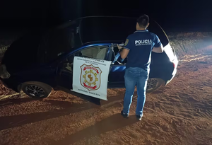 Tras persecución recuperan vehículo robado, pero delincuentes logran escapar en Santa Rita  - Noticiero Paraguay
