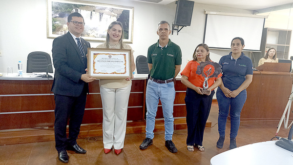 Entregan reconocimiento a Infona por ganar categoría de árbol más grande - La Clave