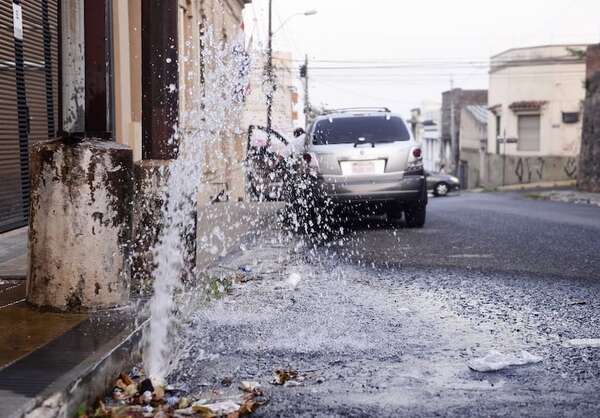 Essap pierde el 50% del agua que distribuye a causa de los caños rotos - Nacionales - ABC Color