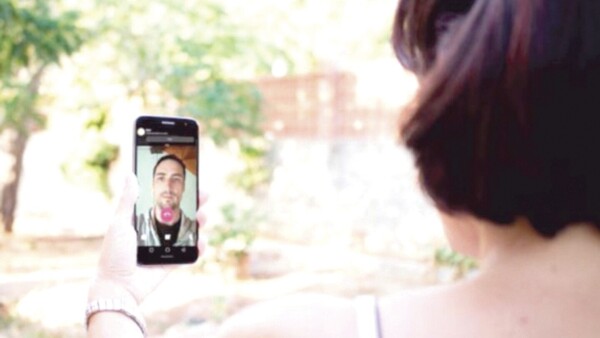 “Somos novios a distancia, pero creo que le quiere aún a su ex”