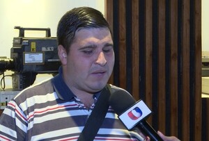 Un joven no vidente canta en los buses para ayudar a su familia - trece