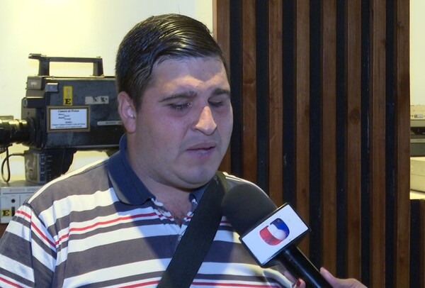 Un joven no vidente canta en los buses para ayudar a su familia - trece