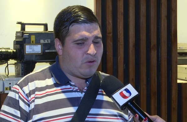 El arte del no vidente: joven canta en los buses para ayudar a su familia - Unicanal