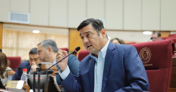 Buzarquis gana tiempo y cartismo estira el pedido de expulsión