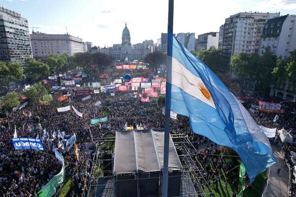 Argentina: Masiva marcha universitaria contra Javier Milei - Mundo - ABC Color