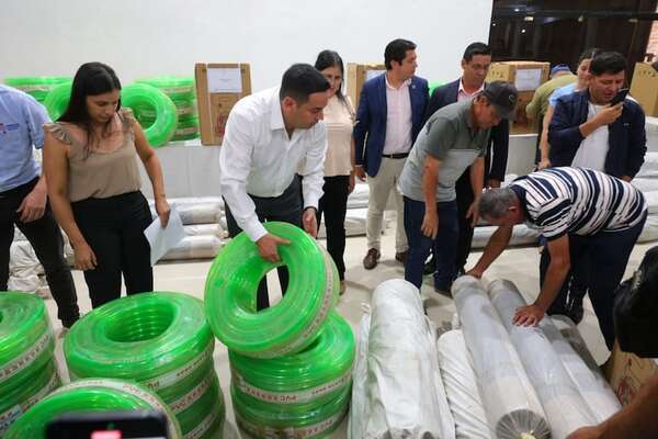 La Gobernación del Departamento Central entrega insumos a agricultores locales - Nacionales - ABC Color