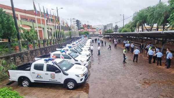 Destinan 17 nuevas patrulleras a Itapúa, además de camiones, ambulancia y maquinarias