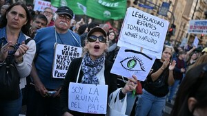 Miles marcharon por la universidad pública y contra el ajuste de Milei en Argentina