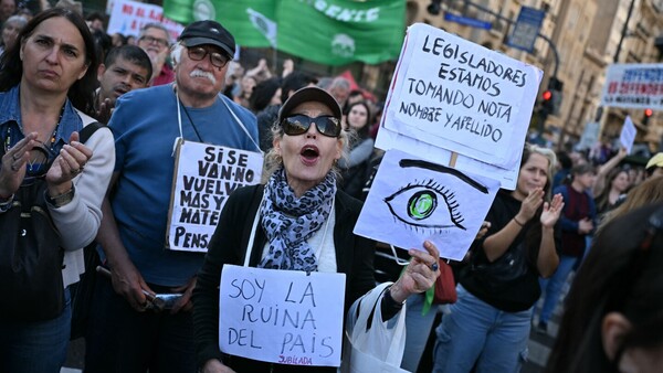 Miles marcharon por la universidad pública y contra el ajuste de Milei en Argentina