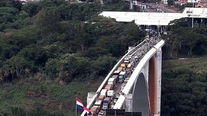 Se duplica paso de carga por el Puente de la Amistad ante bajante de los ríos
