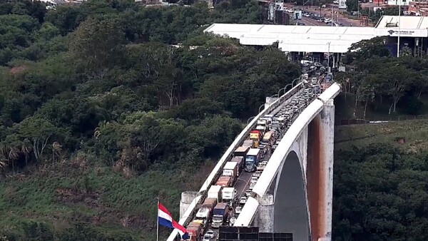 Se duplica paso de carga por el Puente de la Amistad ante bajante de los ríos