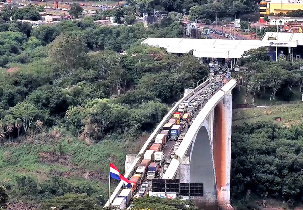 Aumenta el flujo de carga en la frontera ante bajante de los ríos Paraguay y Paraná - La Clave