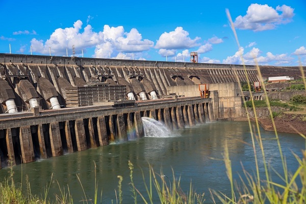 La Central Hidroeléctrica ITAIPU opera con normalidad a pesar de la crisis hidrológica