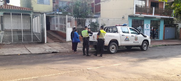 Violentan portón de un edificio y hurtan motocicleta en pleno centro de Encarnación