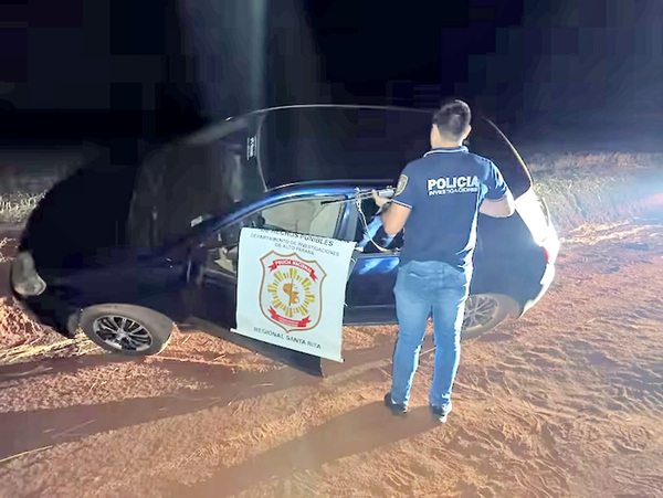 Tras persecución, delincuentes abandonan auto robado y huyen - La Clave