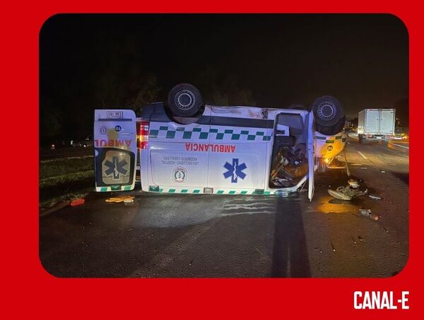 AMBULANCIA CHOCA CONTRA UNA MOTOCICLETA Y MATA A DOS JÓVENES