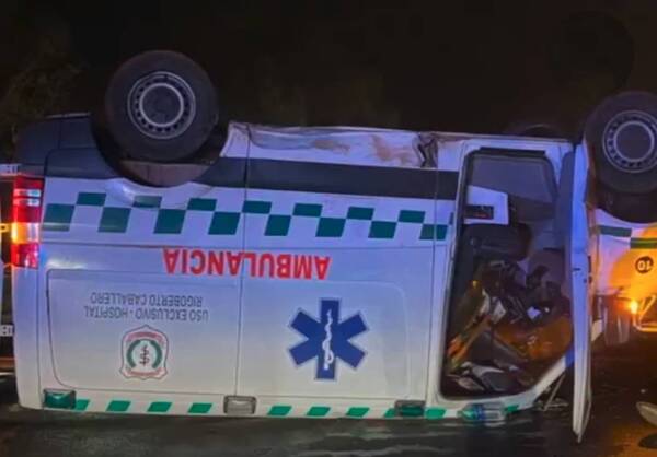 Violentísimo impacto contra una ambulancia terminó destrozando a una familia