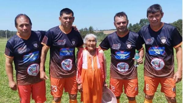 Abuela fue reconocida por su club como la hincha más fiel
